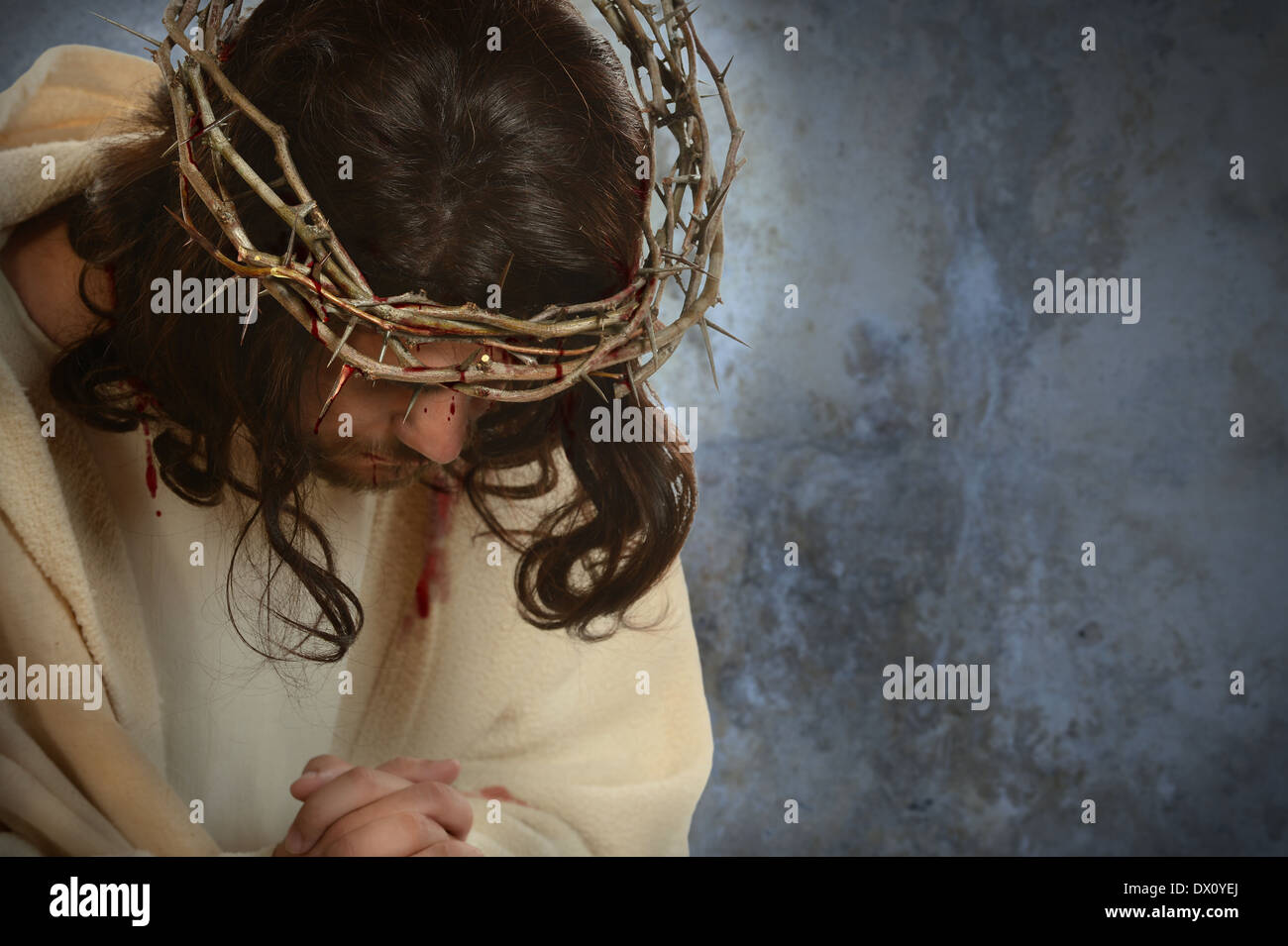 Jésus avec couronne d'épines, la tête en bas, plus de vieux mur Banque D'Images