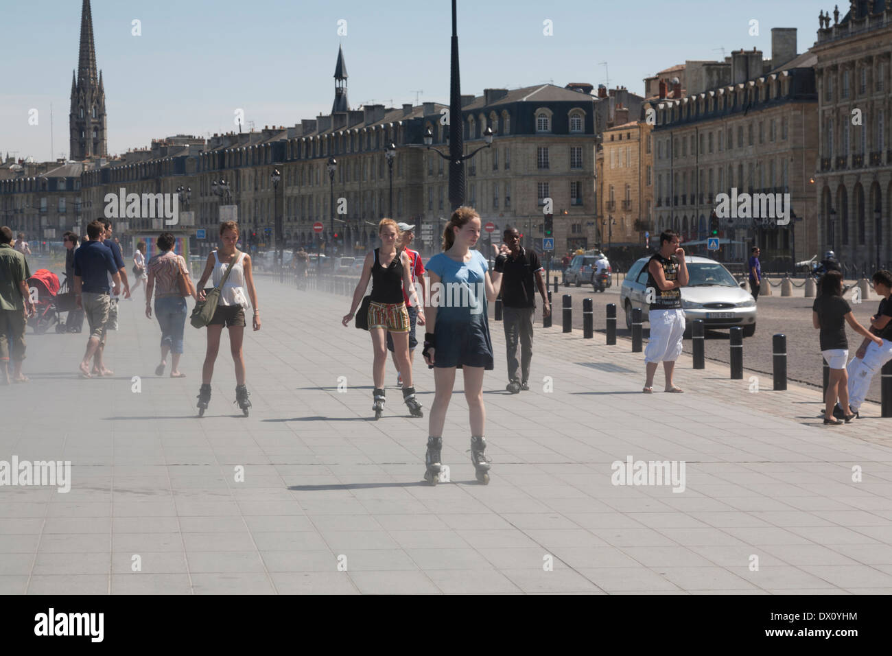 Les jeunes filles en patins à roues alignées sur le trottoir sur le Boulevard du Maréchal Lyautey Bordeaux France Banque D'Images