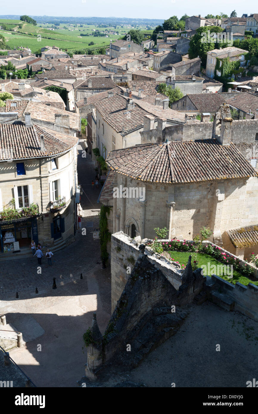 Donnant sur l'immeuble dans la ville de Saint Emilion Bordeaux France Banque D'Images