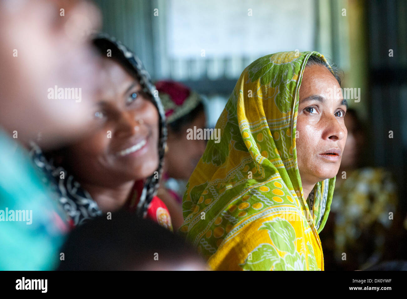 Kishoragonj, au Bangladesh. Feb 24, 2014. 24 février 2014, Kishoragonj, Bangladesh - un membre du groupe participe à un cours pour adultes dirigé par le participant au Programme de perfectionnement en leadership 2013 Heureux Barik dans le sous-district de Hossainpur, au Bangladesh. L'alphabétisation de base est très attendue au Bangladesh, où les femmes en particulier, ont une exposition limitée à l'enseignement officiel. ''Tout en tenant l'(LDE) formation nous avons pensé des choses à faire, et j'ai pensé que si je pouvais l'aider avec certains de l'analphabétisme dans la communauté qui serait une contribution, '' Barik a dit. (Crédit Image : © David Snyder/ZUMAPRESS.c Banque D'Images