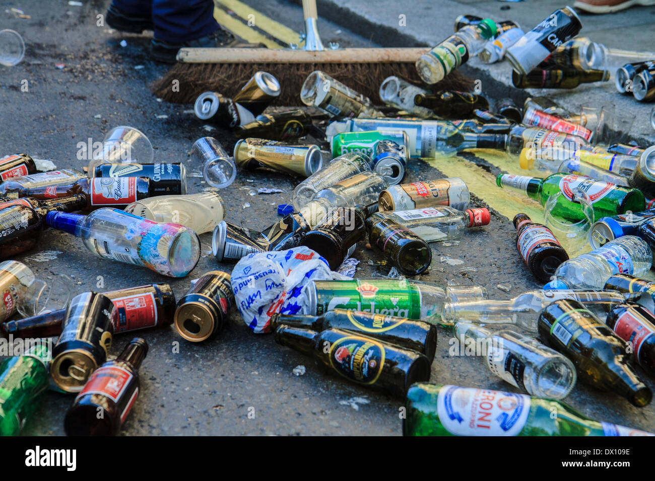 Les travailleurs du conseil clair bouteilles et cannettes de bière vides après les fêtes. Londres. UK Banque D'Images