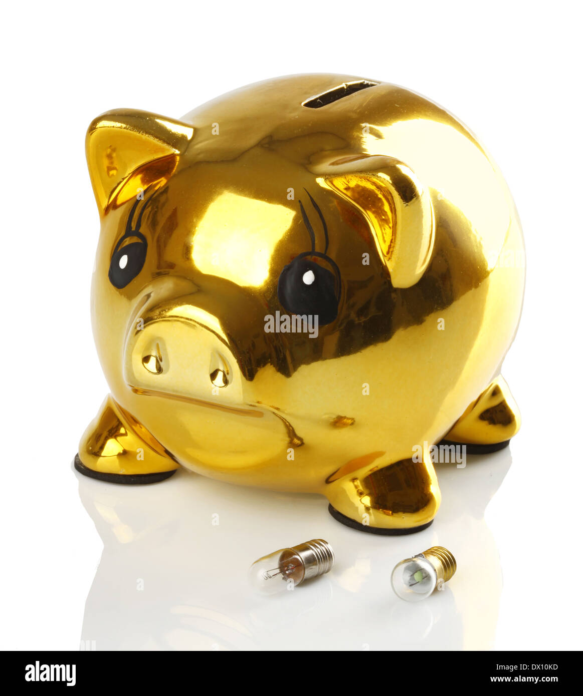 Golden piggy bank avec petites ampoules sur fond blanc Banque D'Images