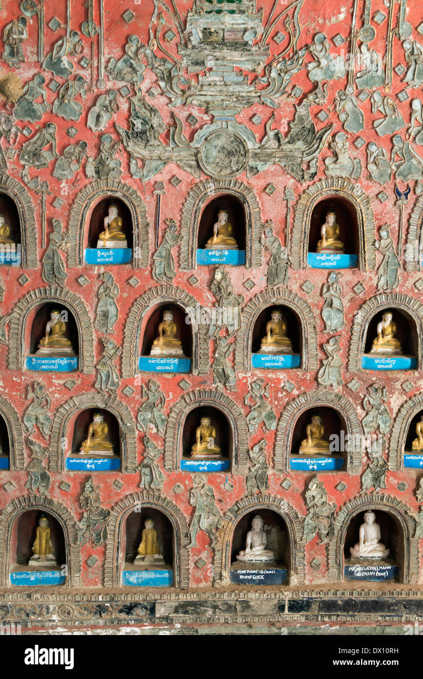 Mur avec de petits Bouddhas et les chiffres en verre au plomb, Shwe Yaunghwe Kyaung Monastère, Nyaungshwe, lac Inle, Myanmar Banque D'Images