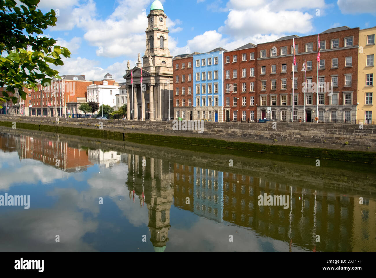 Rangée d'appartements du quai de la rivière Liffey à Dublin, Irlande Banque D'Images