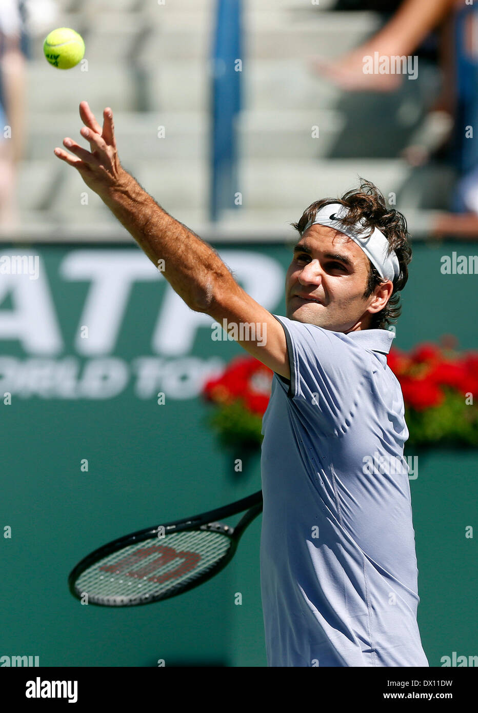 Mars 15, 2014 : Roger Federer de la Suisse sert à Alexandr Dolgopolov de l'Ukraine le dduring BNP Paribas Open mens des célibataires demi-finales à Indian Wells Tennis Garden à Indian Wells CA. Banque D'Images