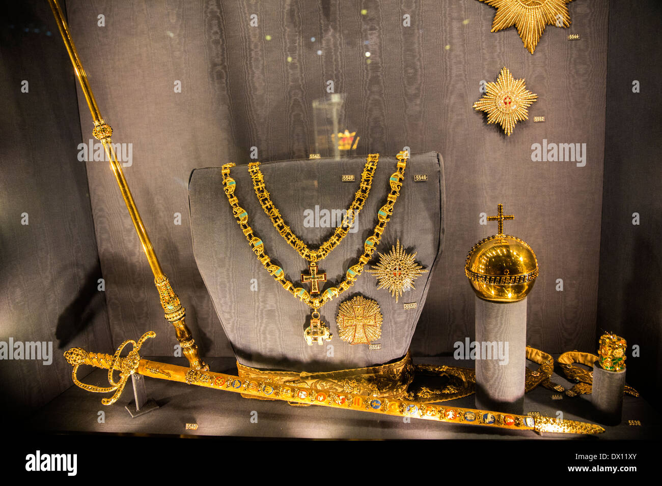 Divers bijoux de la couronne sur l'affichage dans le château de Rosenborg à Copenhague Banque D'Images