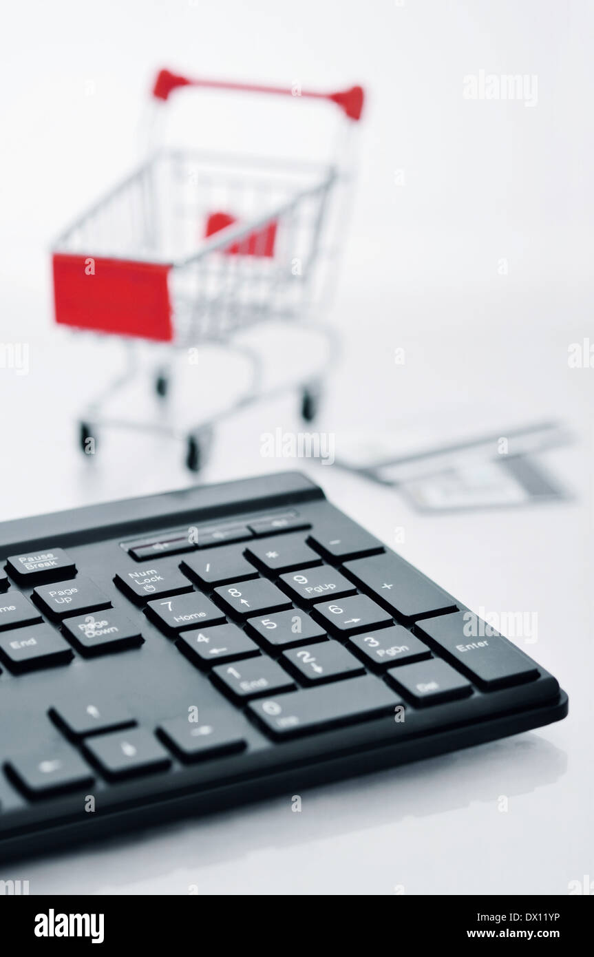 Panier et clavier sur fond clair Banque D'Images