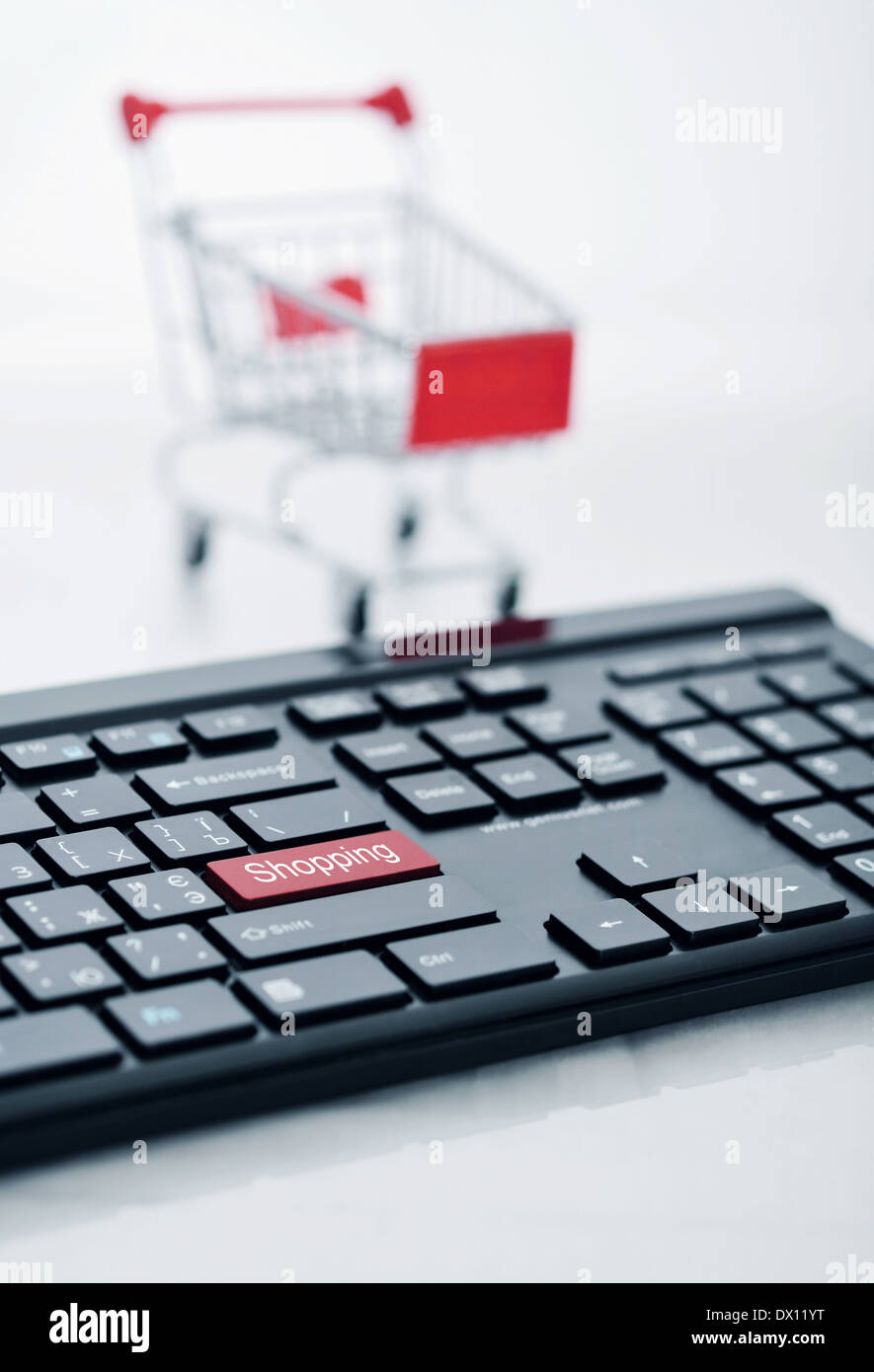 Panier et clavier sur fond clair Banque D'Images