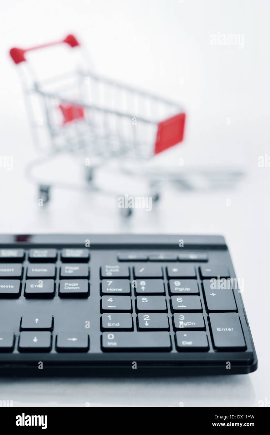 Panier et clavier sur fond clair Banque D'Images