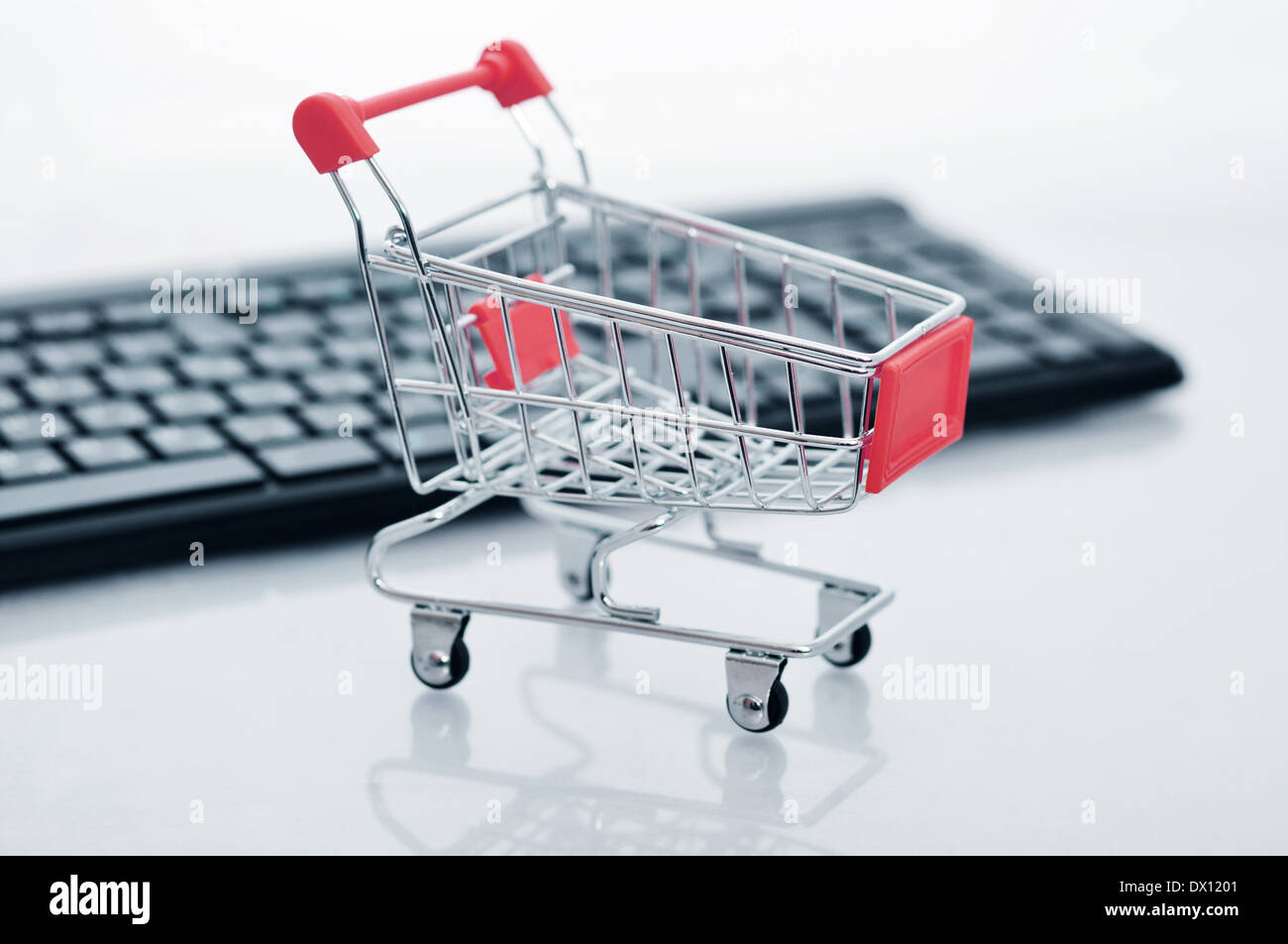 Panier et clavier sur fond clair Banque D'Images