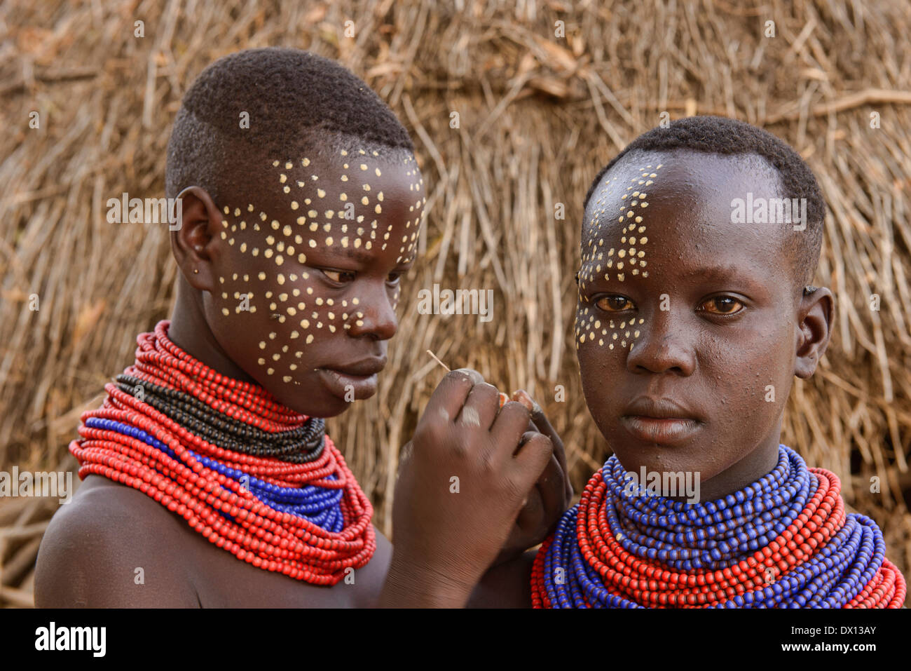 Karo filles avec la peinture pour le visage en Kolcho sur la rivière Omo, en Ethiopie Banque D'Images