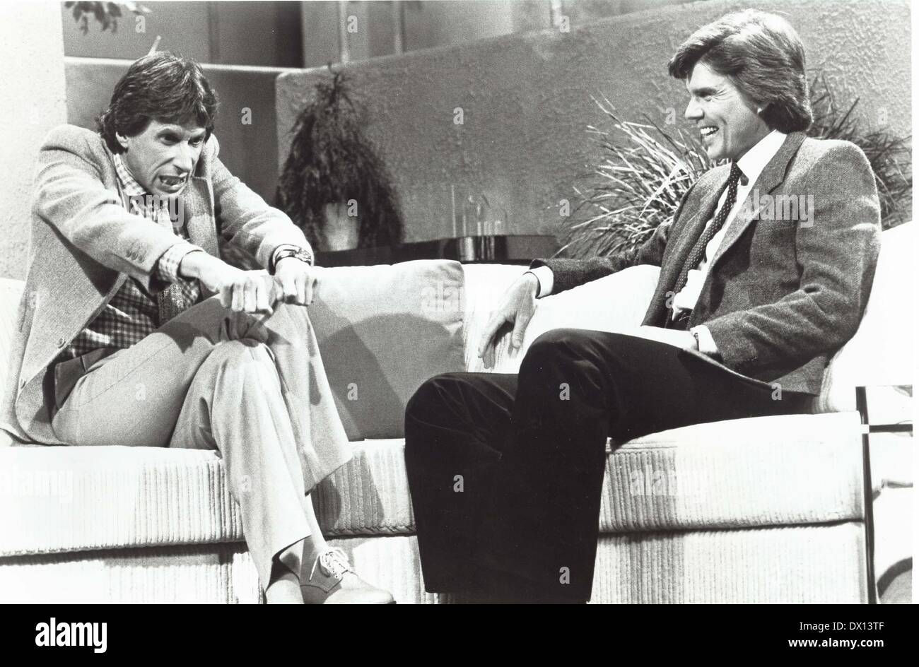 DAVID BRENNER (4 février 1936 - 15 mars 2014) est un humoriste, comédien et auteur. Le plus souvent invité au Tonight Show Starring Johnny Carson dans les années 1970 et 1980, Brenner a été un pionnier dans le genre de la comédie d'observation. Photo : JOHN DAVIDSON avec David Brenner sur 'La John Davidson Show'. (Crédit Image : © Globe Photos/ZUMAPRESS.com) Banque D'Images