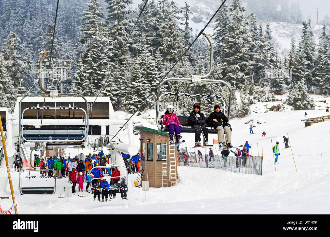 Sur le téléski séjournant sur le mont Grouse à North Vancouver, Canada. Les gens profiter de la neige et les paysages sur les pistes de ski de Vancouver. Banque D'Images