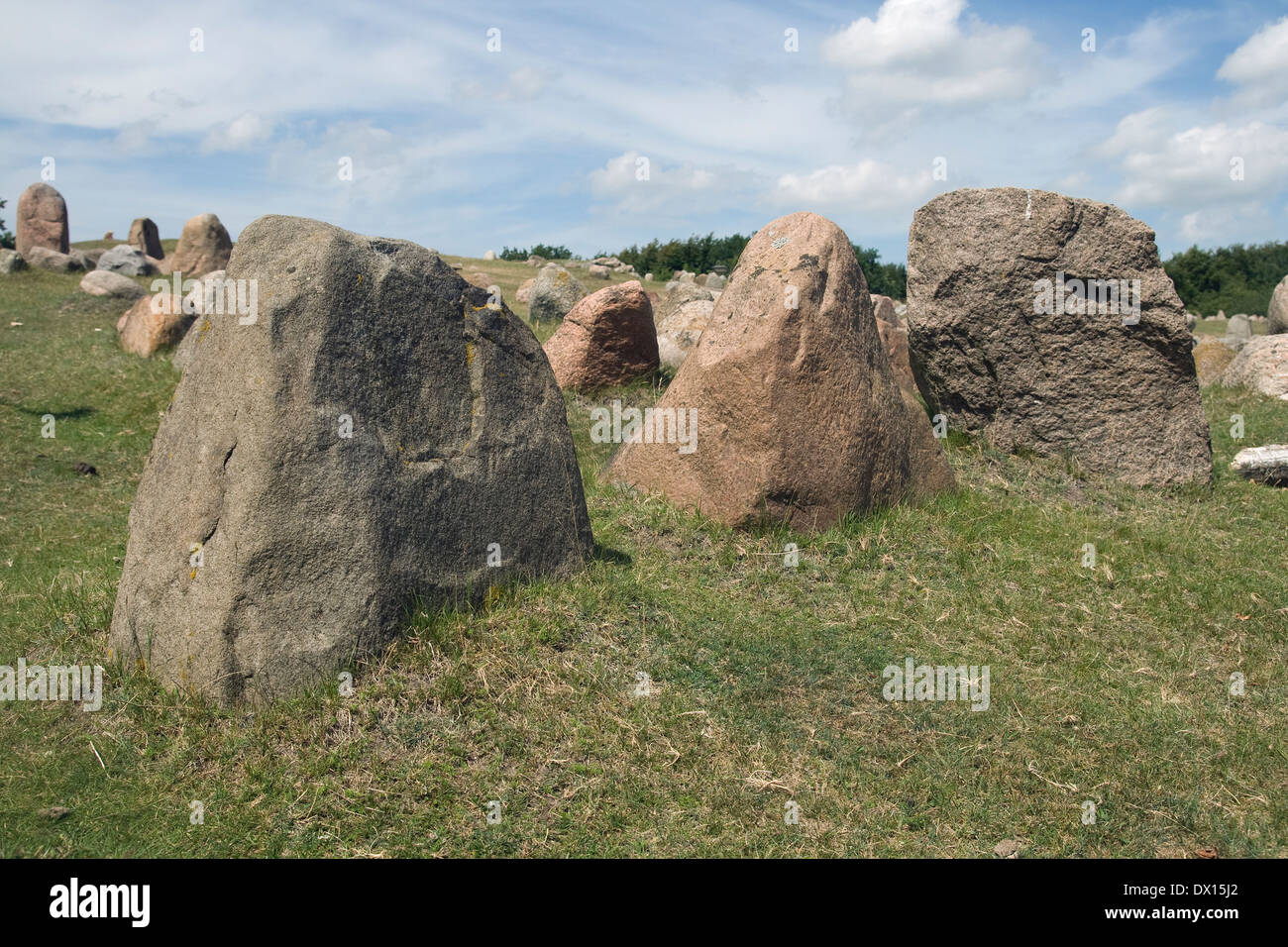 Paysage avec de grands rochers en premier plan Banque D'Images