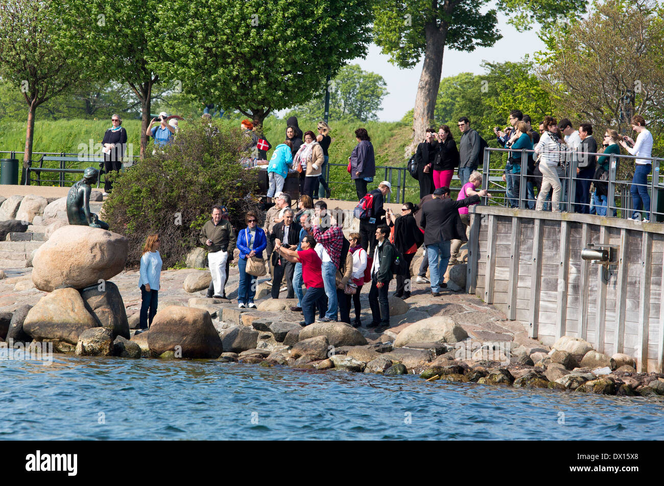Les touristes d'admirer la petite sirène et de prendre des photos à Copenhague Banque D'Images