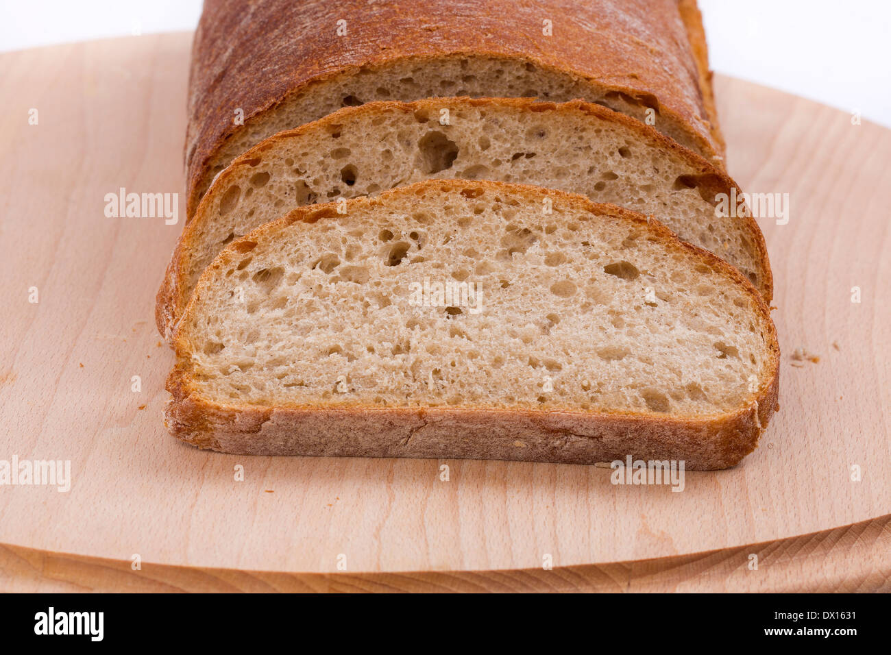 Le pain en tranches sur une planche en bois Banque D'Images