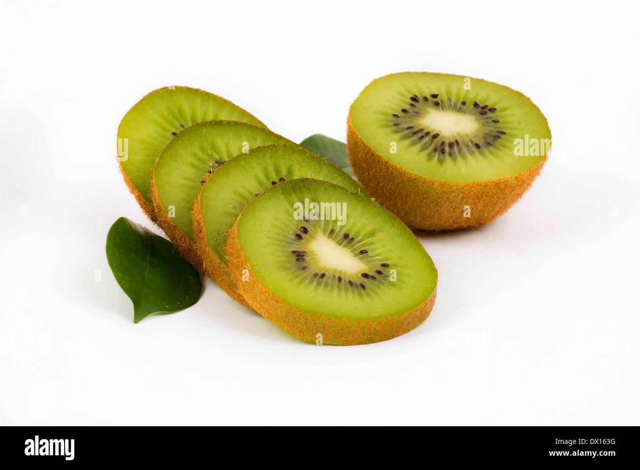 Avec des tranches de kiwi frais et les feuilles Banque D'Images