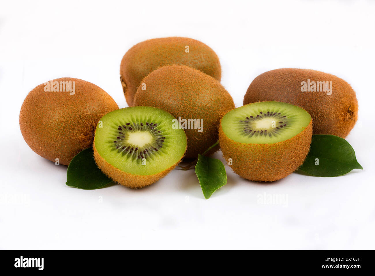 Avec la moitié de kiwi frais et les feuilles Banque D'Images