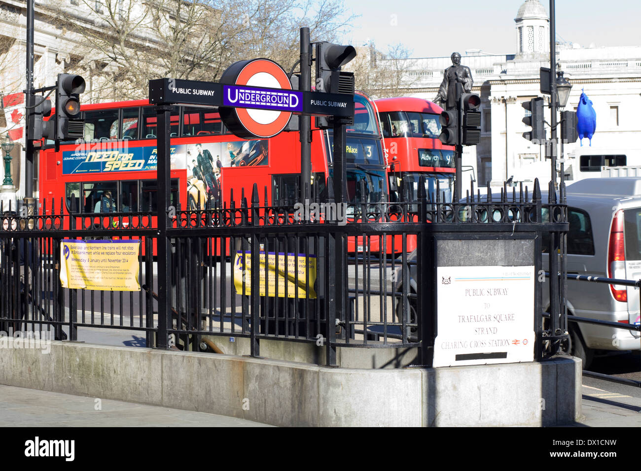 Signe de métro et bus de Londres dans les rues de Londres, Angleterre Banque D'Images Signe de métro et bus de Londres dans les rues de Londres, Angleterre Banque D'Images