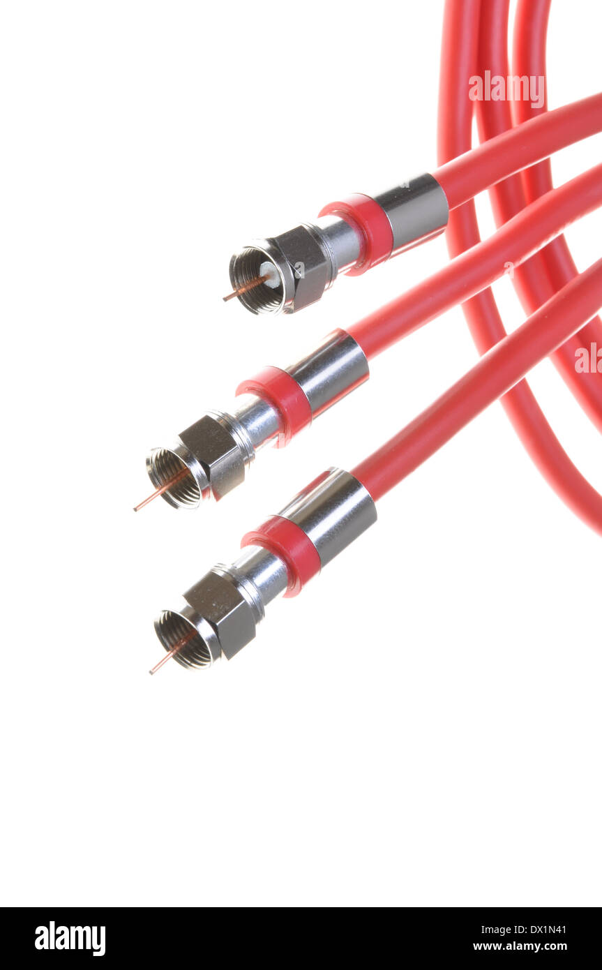 Tas de câbles coaxiaux avec des connecteurs rouge Banque D'Images