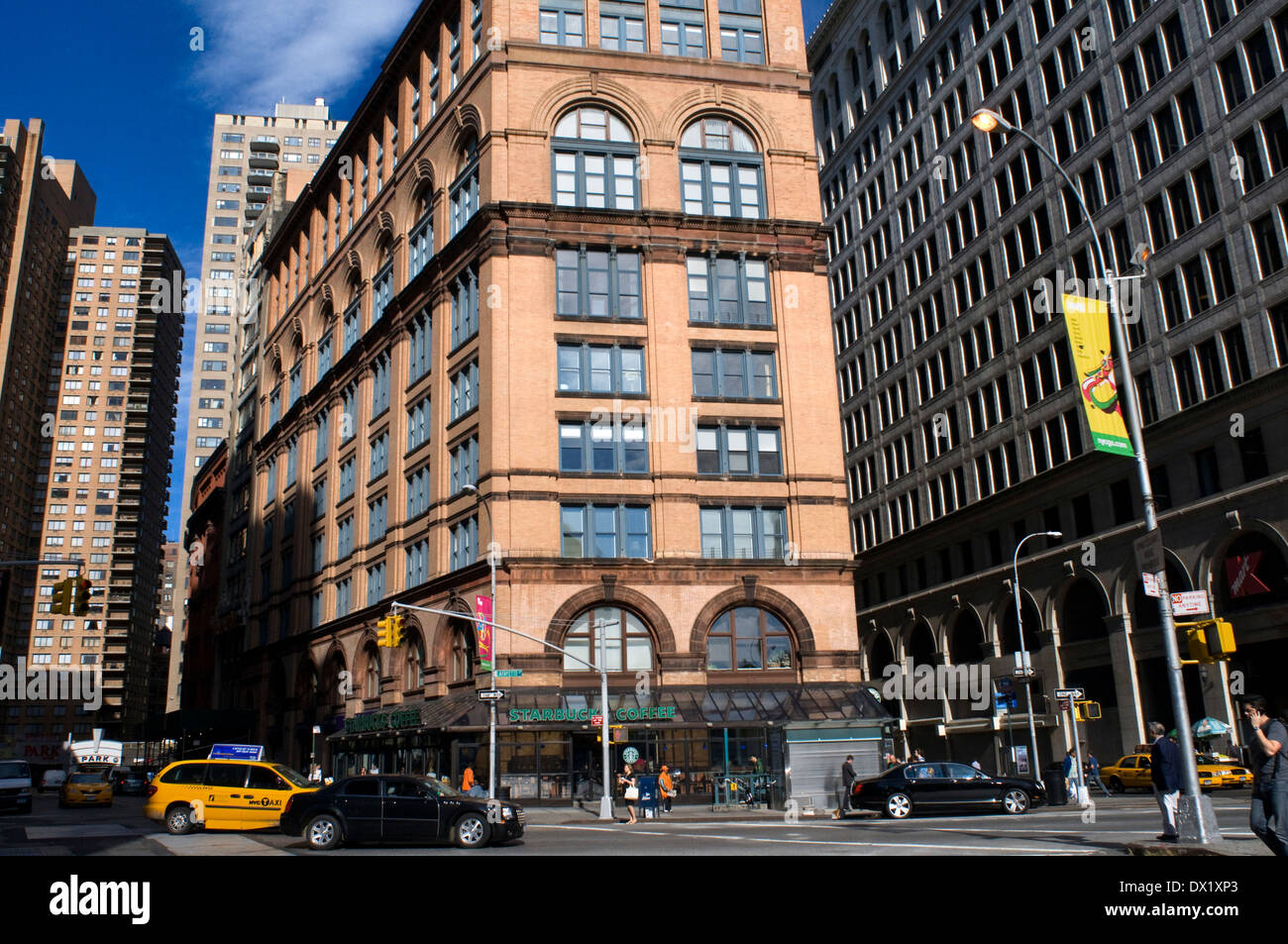 Astor Place dans l'East Village. Construit comme un théâtre en 1847, malheureusement passé dans l'histoire par le différend entre les acteurs Jean Siméon et William Charles Macready. Charles joué Macbeth et les gens sont allés dans la rue pour protester violemment en trifurca qui a pris fin avec la police tire sur la foule, tuant 18 personnes. En plus d'abriter le théâtre cet endroit est le point de rencontre du quartier, et où les adolescents se réunissent pour pratiquer la planche à roulettes Banque D'Images