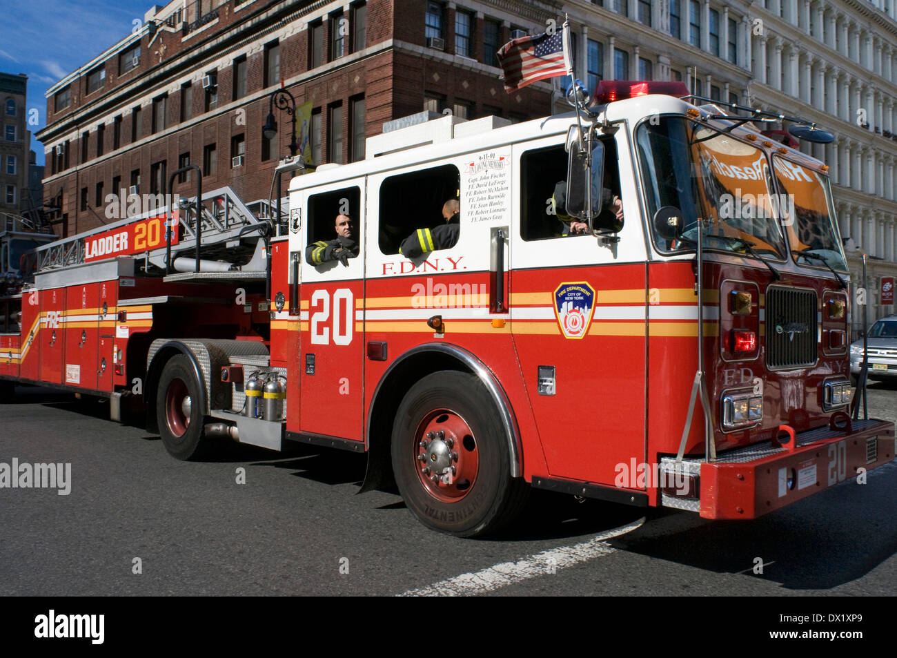 Un camion d'incendie à partir de l'East Village. East Village est probablement le haut lieu social de New York. Contrairement à Greenwich Village, village CCE Banque D'Images