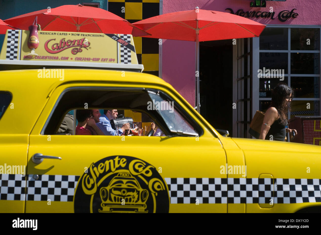 Caliente Cab Restaurant à Greenwich Village. 61 7th Avenue . (À partir de 12:00 à 2:00 ) US $ 7-20 . Un yellow cab 50s Banque D'Images