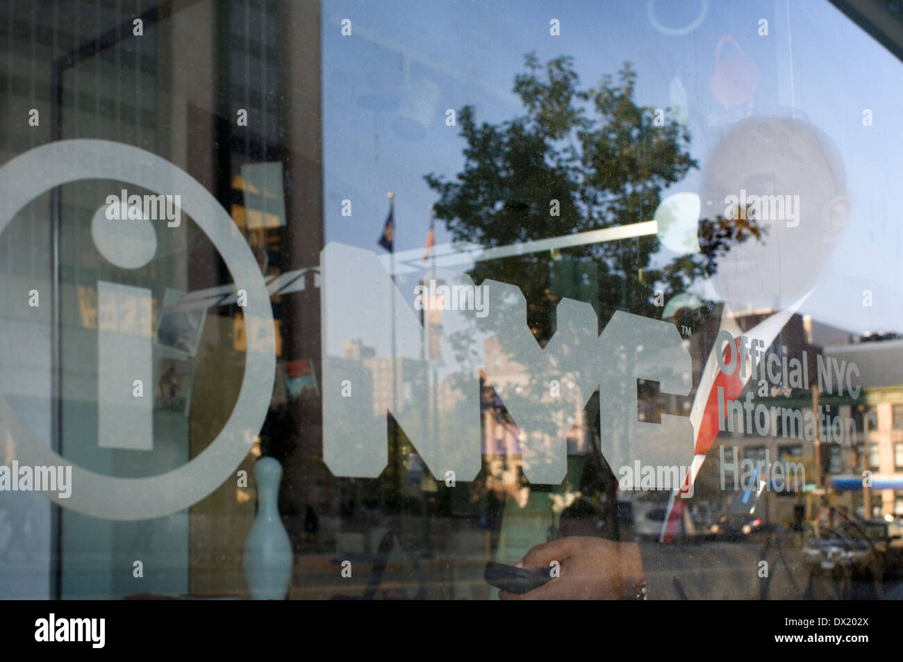 Studio Museum à Harlem. 144 West 125th Street. Téléphone 212-864-4500. (Wed-Fri 12-18h / 10-18h / 12-18h / Sun US $ 7 adultes / Aînés et étudiants 3$ US). Ce musée a servi à encourager les jeunes Américains africains artistiquement promesses dans le monde artistique. L'immeuble de 4 étages ouvert en 1892, et dispose d'expositions temporaires de toute discipline artistique. Au bas est la collection de photographies de James VanDerZee fait ​​In le district au cours de la décennie des années 20. Banque D'Images