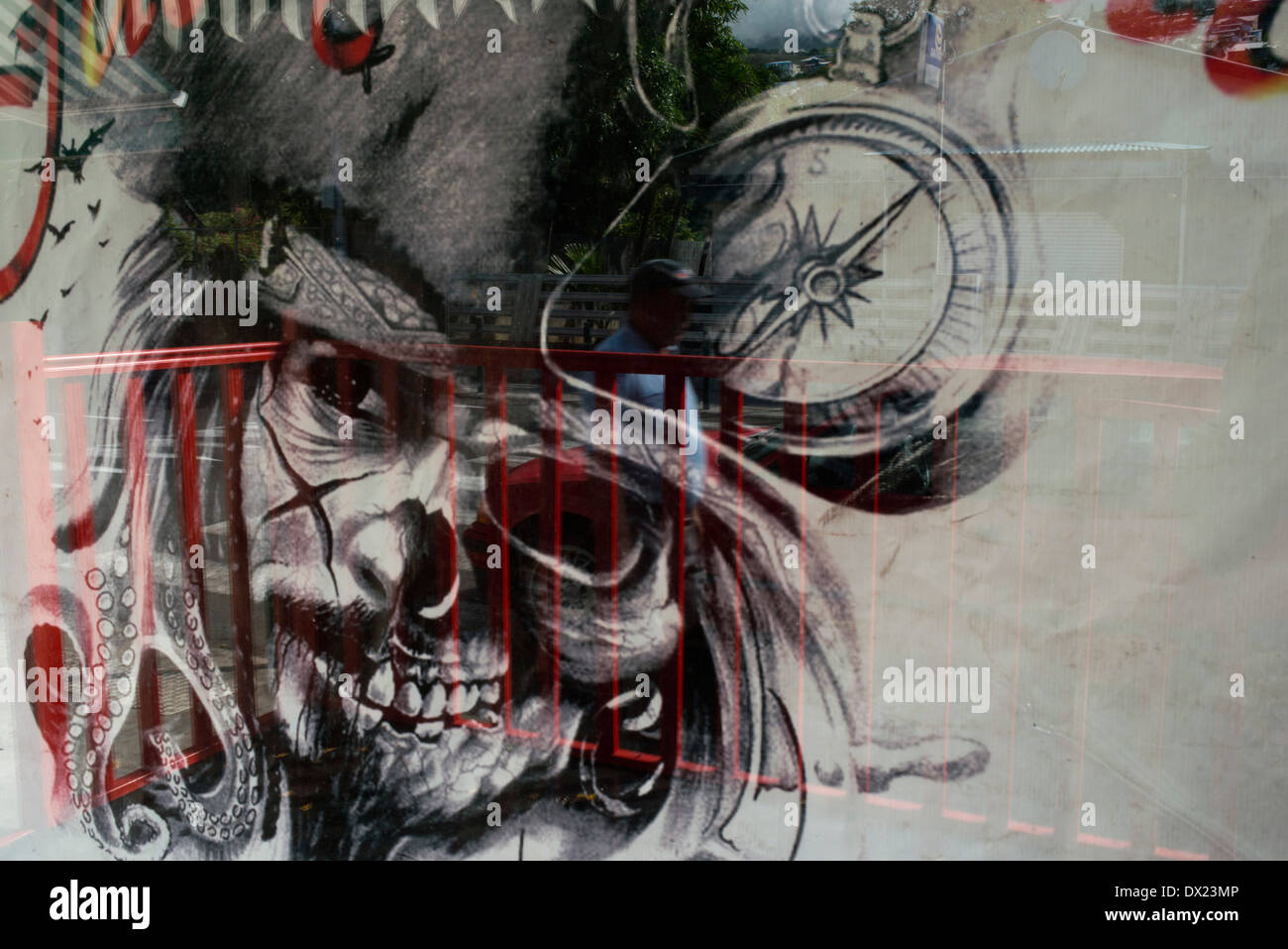 Jacky Tattoo (salon de tatouage à St.Leu). Pirate de l'île de la réunion est présent dans tous les coins. Non seulement l'étrange histoire racontée. Tout le monde parle, par exemple, le pirate La Buse, qui après avoir payé son bateau au large de la côte de l'île, a décidé d'enterrer son trésor énorme à l'intérieur de sorte que personne ne puisse récupérer. Il y a encore des gens qui le cherchent. Ou Sitarane bandit dont la tombe dans le cimetière de Saint-Pierre, les cultes ont lieu tous les soirs. Les pirates, les bandits et les esclaves, réels ou fictifs viennent à leur rencontre dans le Reunion Tour. Comme à la recherche d'un large éventail de courses, les traditions, la musique, la nourriture et les religions. Banque D'Images