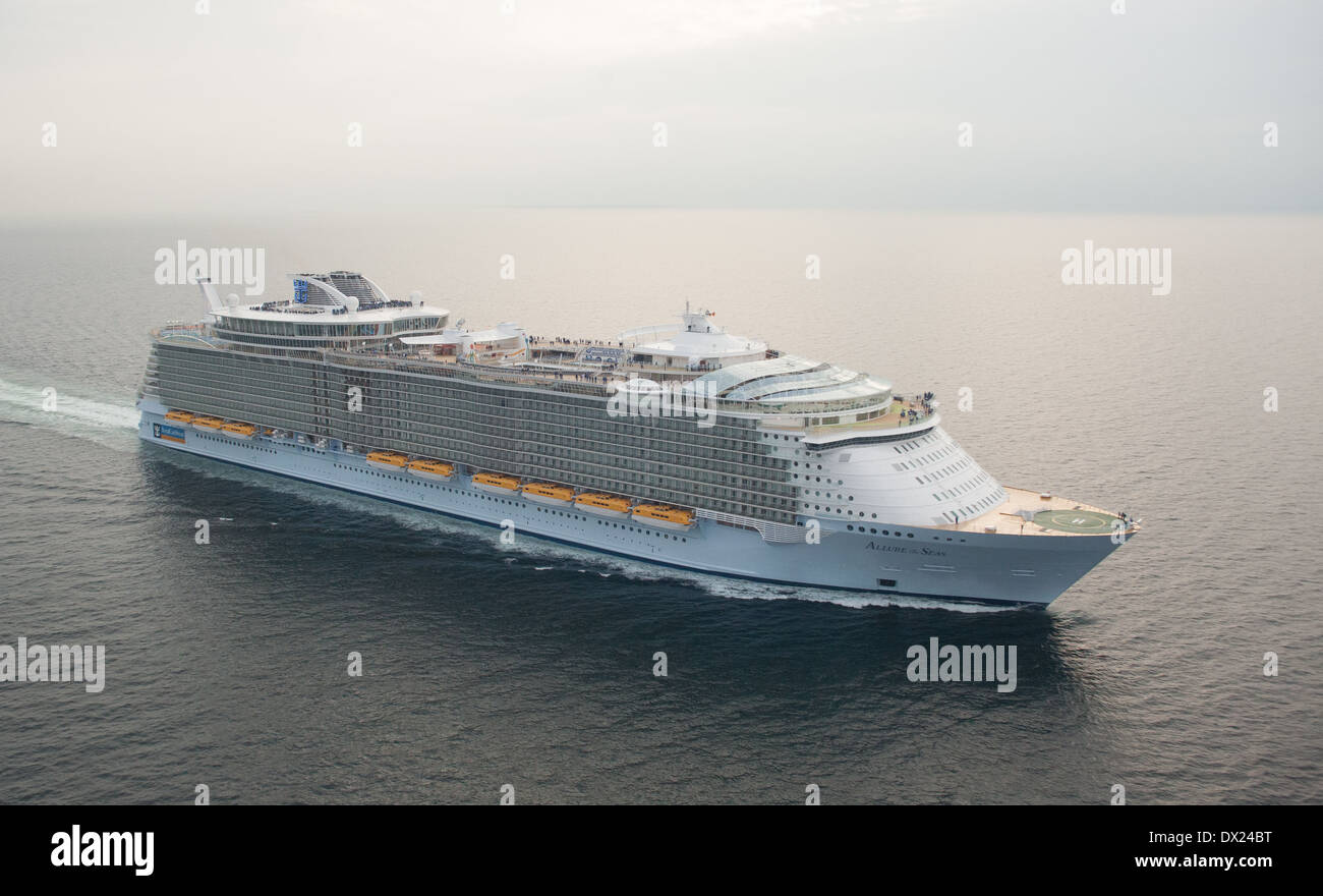 Photo aérienne de l'Allure of the Seas, un navire de croisière appartenant à Royal Caribbean voile vers le pont Storebaelt au Danemark. Banque D'Images