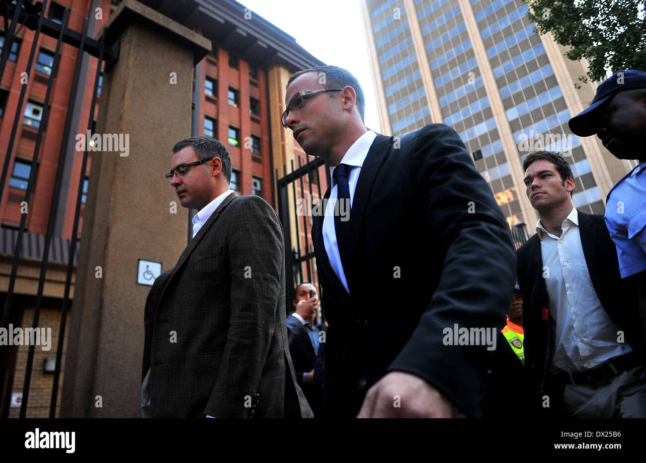 Pretoria, Afrique du Sud. Mar 17, 2014. Athlète paralympique sud-africain Oscar Pistorius (2L), accusé de meurtre de sa petite amie Reeva Steenkamp, promenades à la cour le premier jour de la troisième semaine de son procès à la Haute Cour de Gauteng Nord à Pretoria, Afrique du Sud, le 17 mars 2014. Credit : Philly/Xinhua/Alamy Live News Banque D'Images