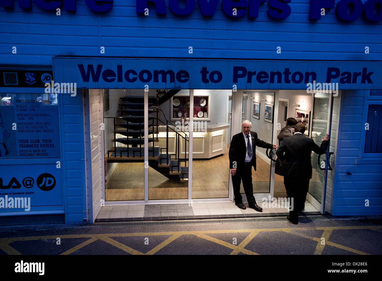Le portier accueillant deux visiteurs à l'entrée principale du parc de Prenton accueil Tranmere Rovers Football Club. Banque D'Images