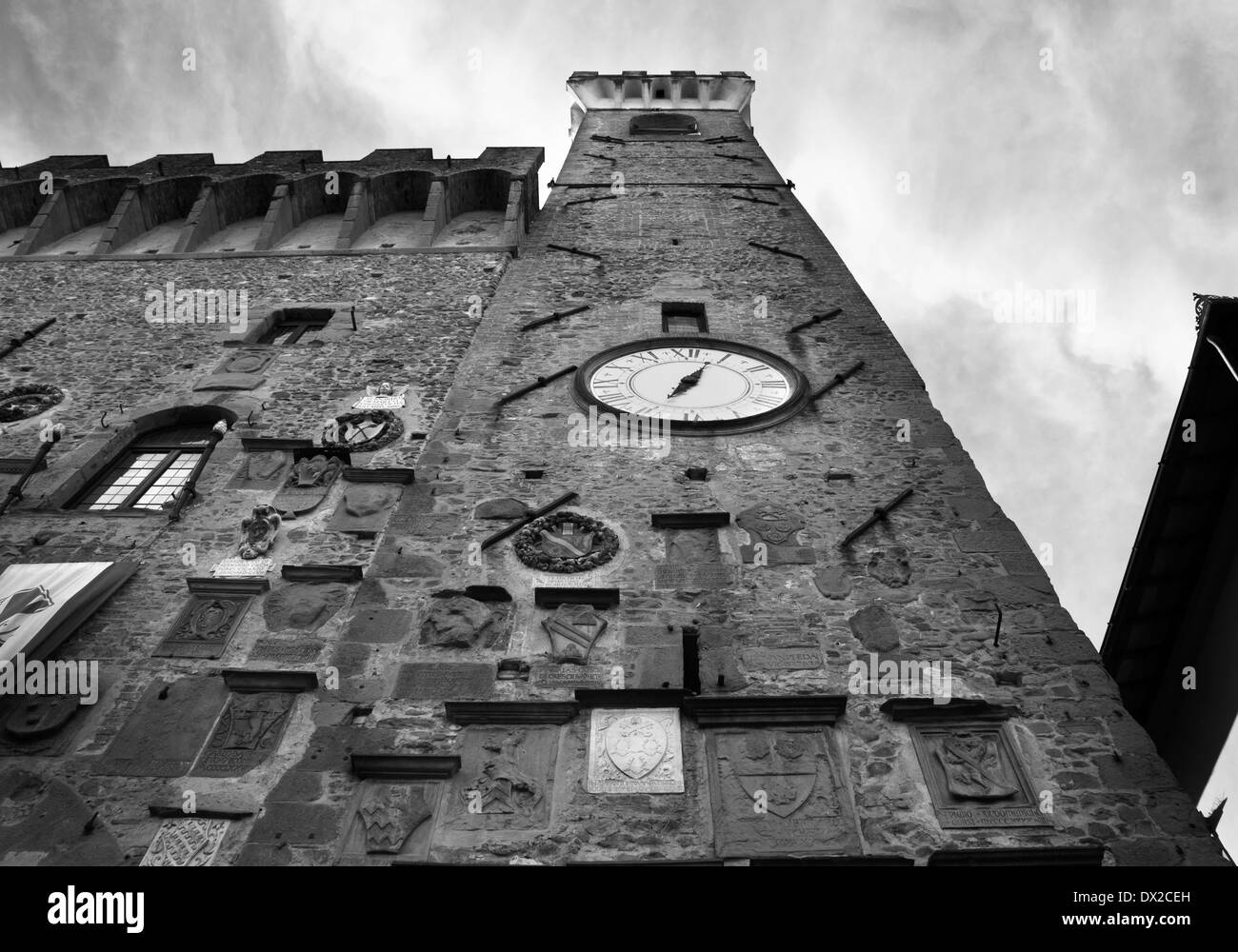 Tour Médiévale avec horloge - noir et blanc Banque D'Images