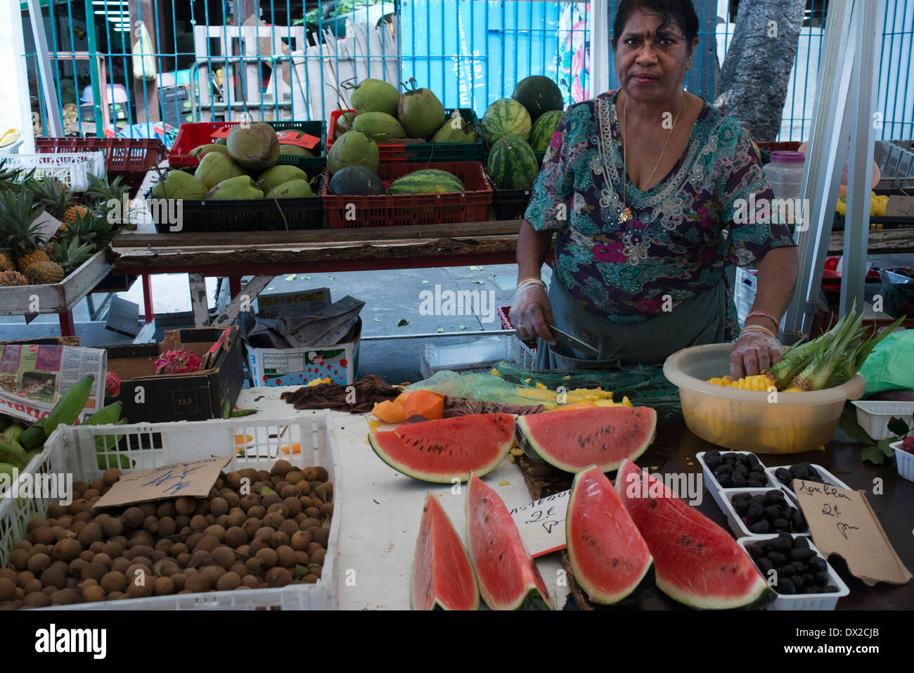 Vendeur de fruits. Visite à pied du centre de Saint Denis. Saint-Denis, la capitale de l'île de la réunion est un étranger Banque D'Images