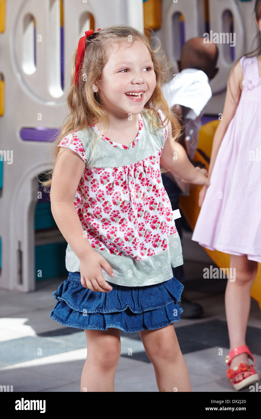 Heureux danseuse s'amusant dans un jardin Banque D'Images