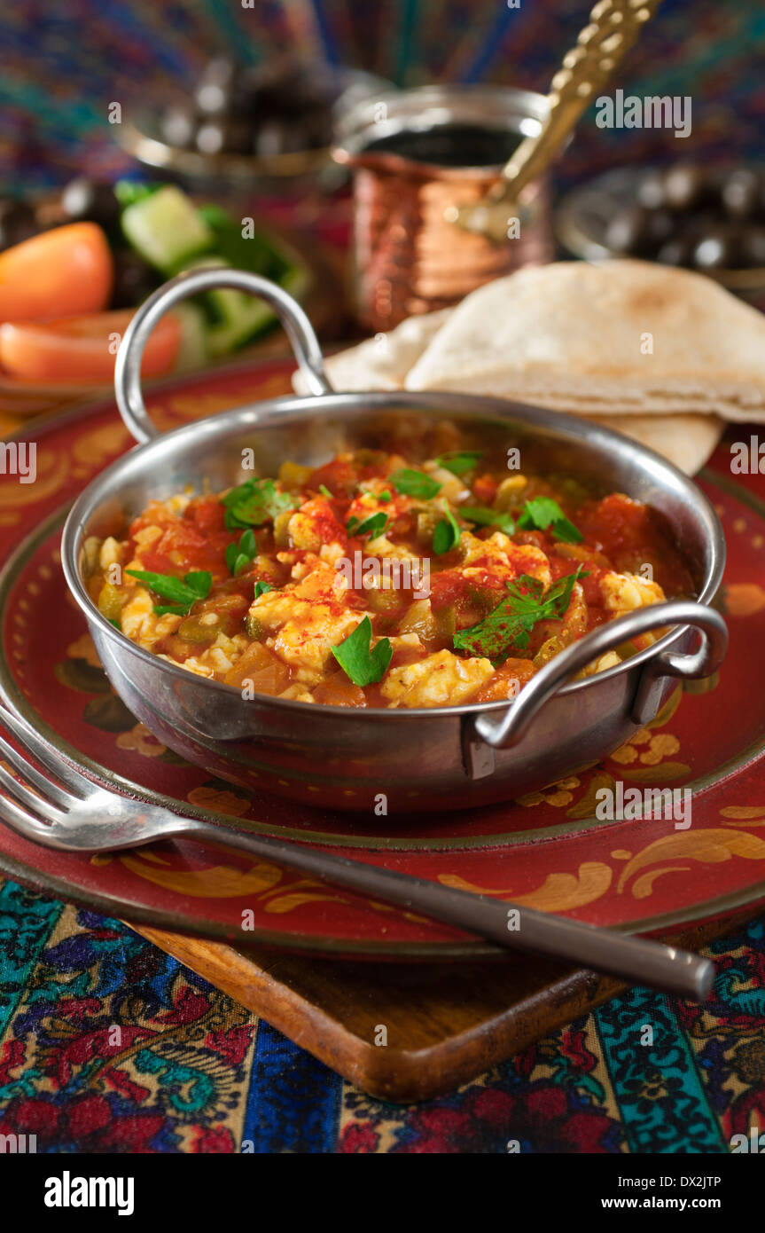 Menemen. Oeufs brouillés aux poivrons et tomates. La nourriture turque Banque D'Images