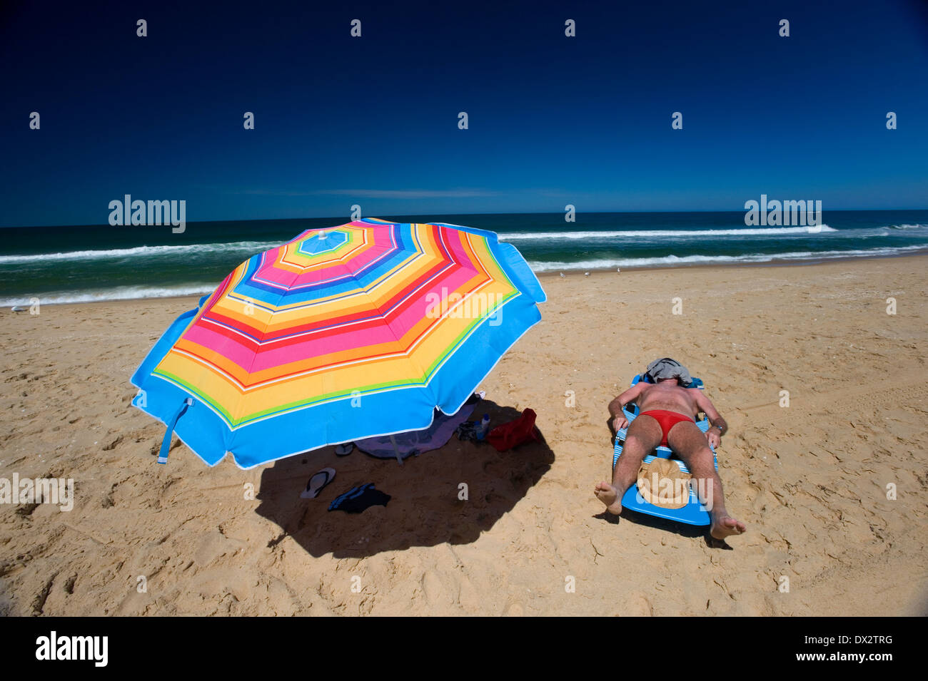 La cuisson solaire homme parasol rainbow Banque D'Images