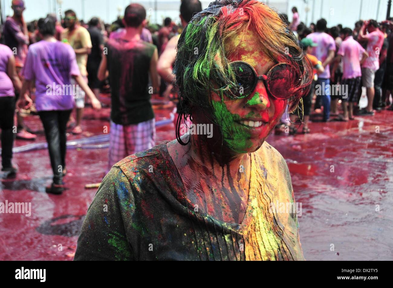 Mumbai, Inde. Mar 17, 2014. Reveler un couvert de poudre de couleur assiste à la célébration du festival Holi à Mumbai, Inde, le 17 mars 2014. Le Holi festival est un festival de printemps hindou populaire observée en Inde à la fin de saison d'hiver le dernier jour de pleine lune du mois lunaire, qui tombe généralement vers la fin de février ou en mars. Credit : Wang Ping/Xinhua/Alamy Live News Banque D'Images