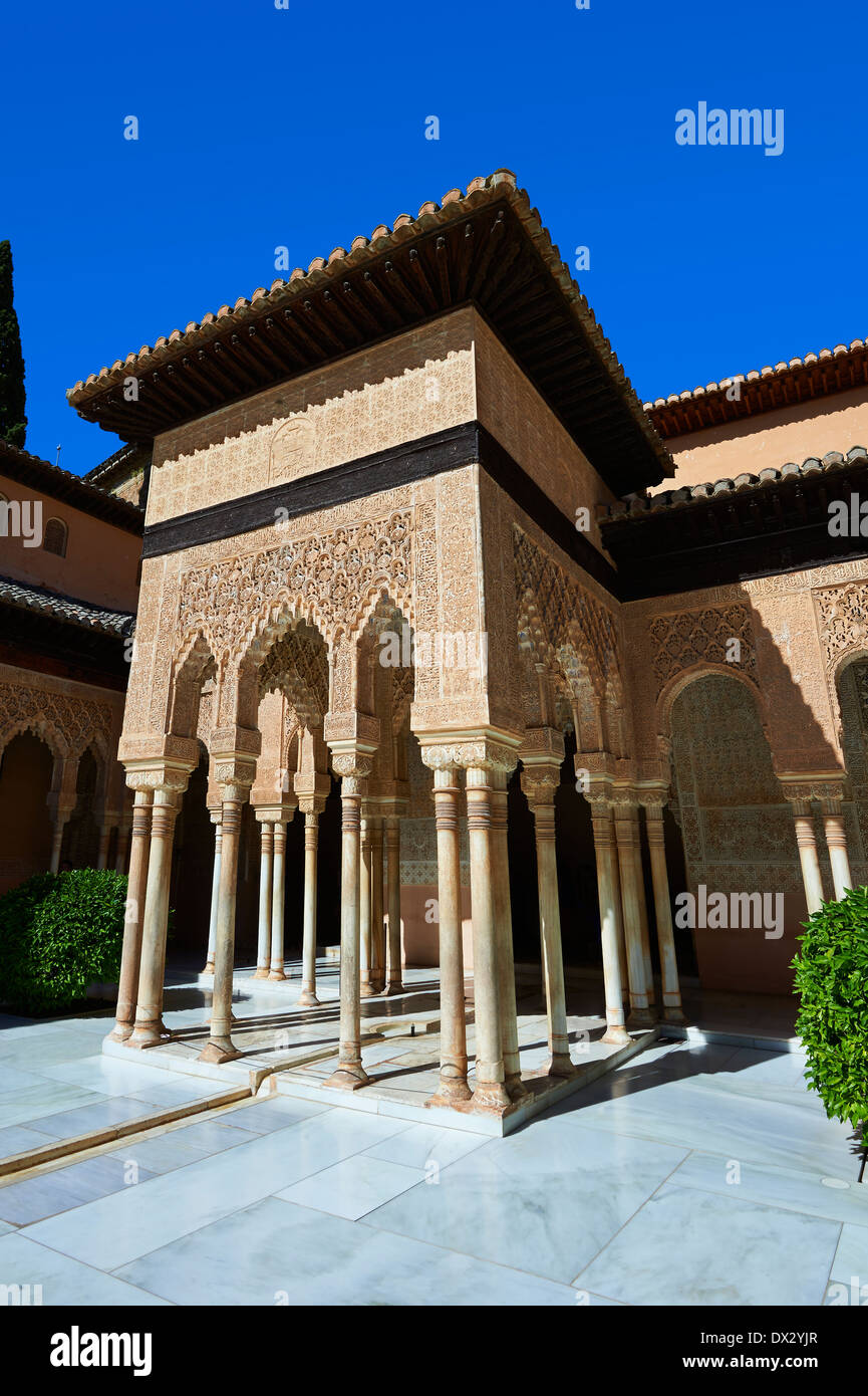 Arabesque architecture mauresque du Patio de los Leones (Cour des Lions), l'Alhambra Palacios Nazaries. Granada, Espagne Banque D'Images