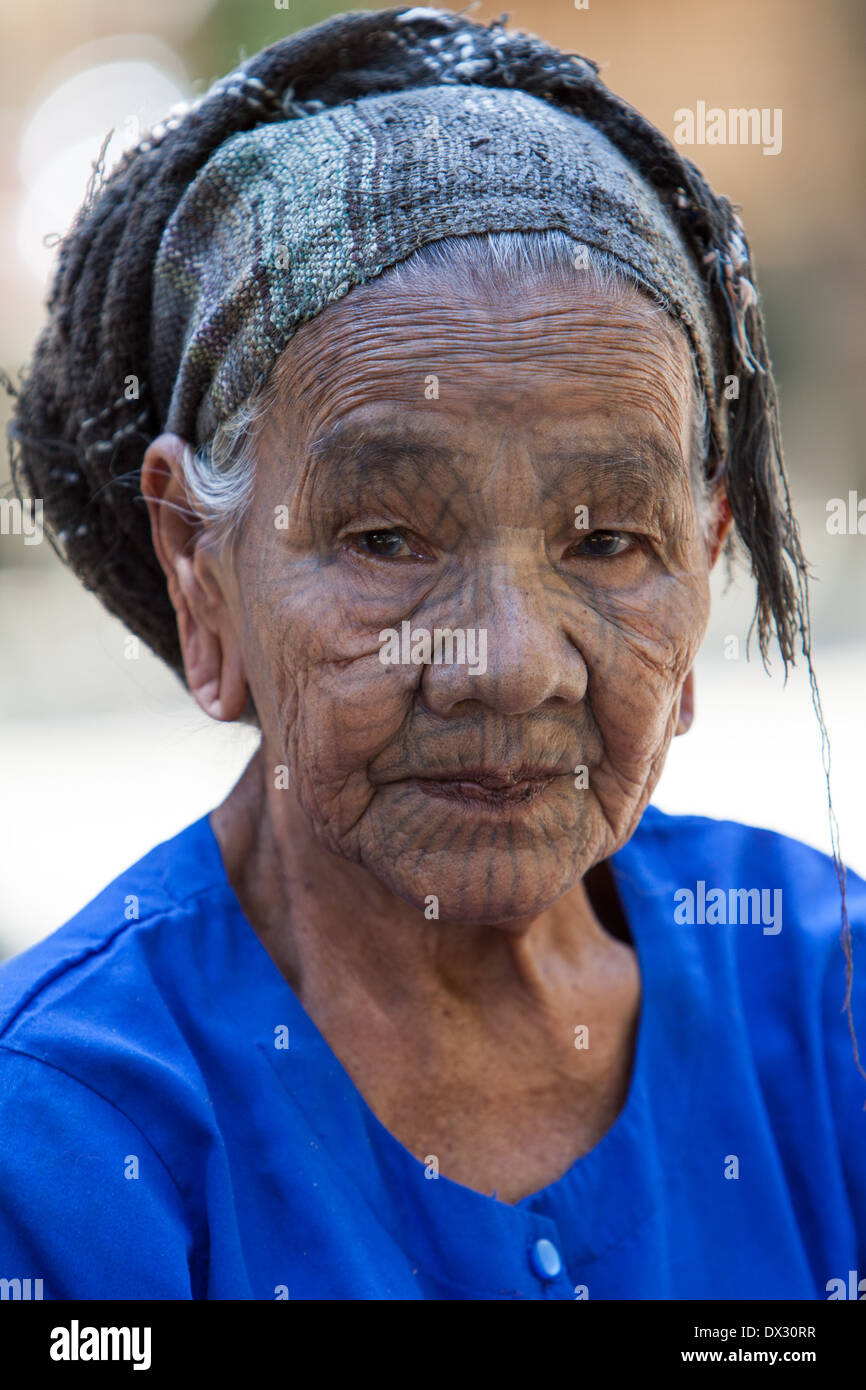 Chin tribu Femme avec tatoo facial Banque D'Images