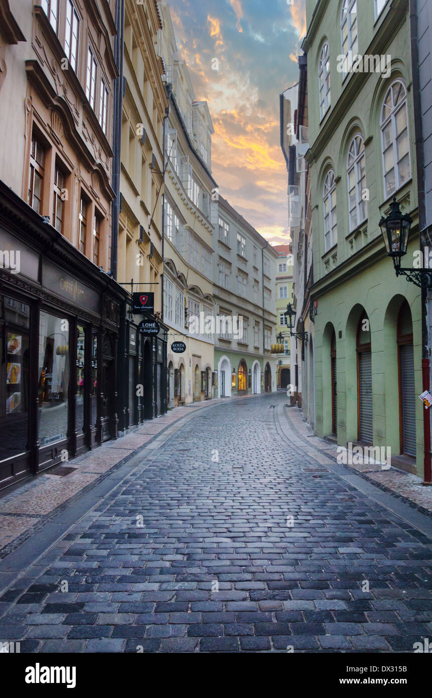 PRAGUE, RÉPUBLIQUE TCHÈQUE - SEP 07 : Street view illuminés à matin . ville magique de Prague le 07 sept., 2013 Banque D'Images
