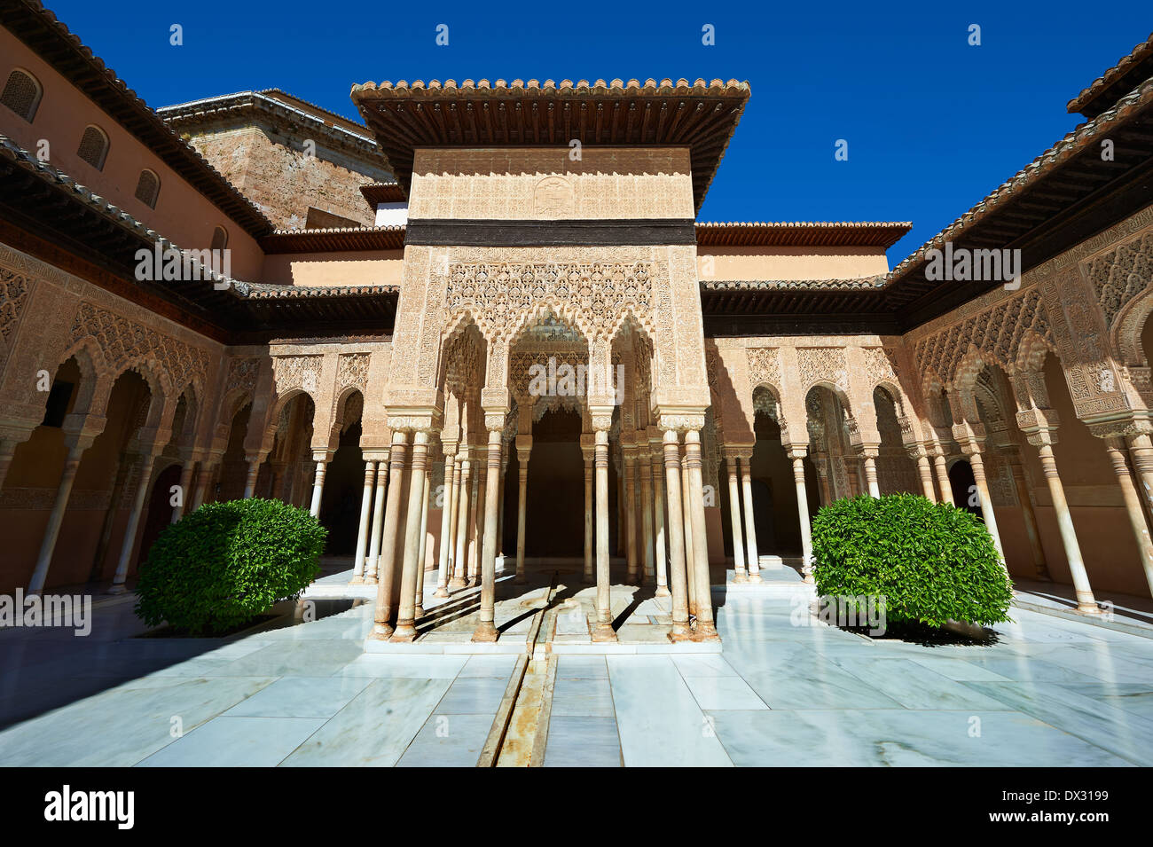 Arabesque architecture mauresque du Patio de los Leones (Cour des Lions), l'Alhambra Palacios Nazaries. Granada, Espagne Banque D'Images