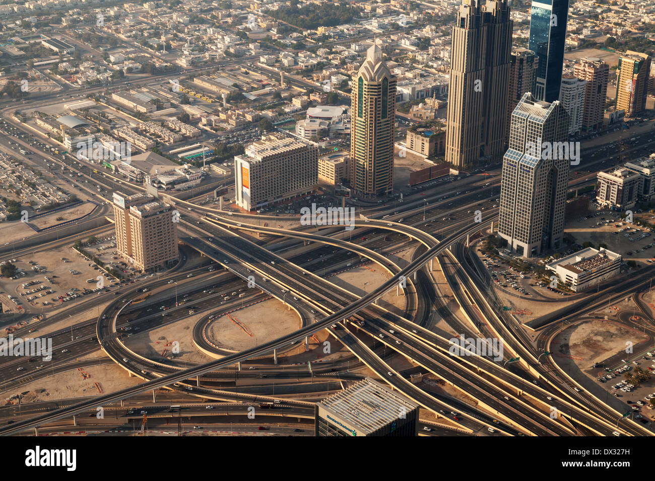 Système de transport routier de Dubaï - grand échanges sur le Sheik Zayed Road, Dubaï, vu du haut de la Burj Khalifa, EAU Banque D'Images