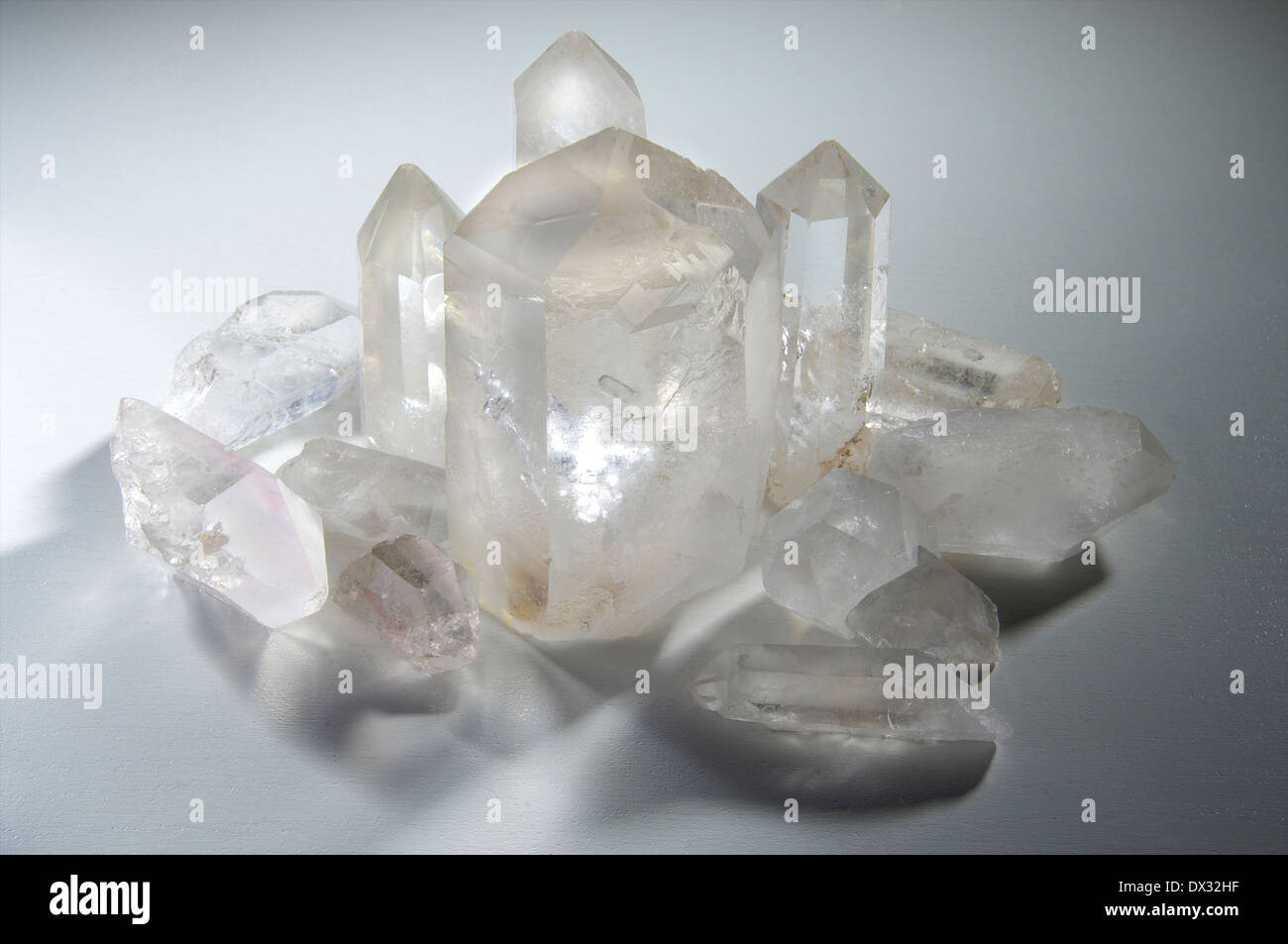 Différentes tailles de cristal de quartz transparent ensemble Banque D'Images