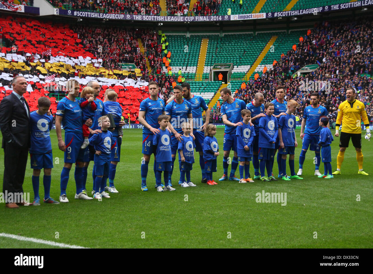 Glasgow, Ecosse. Mar 16, 2014. Inverness Caledonian Thistle team line up pour la finale de la coupe de la ligue écossaise entre Aberdeen et Inverness Caledonian Thistle FC FC au Celtic Park. Aberdeen a gagné 4-2 sur les pénalités. Credit : Action Plus Sport/Alamy Live News Banque D'Images