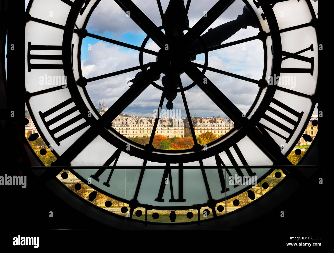 Vue à travers l'horloge géante dans le musée d' Orsay, Paris, France Banque D'Images