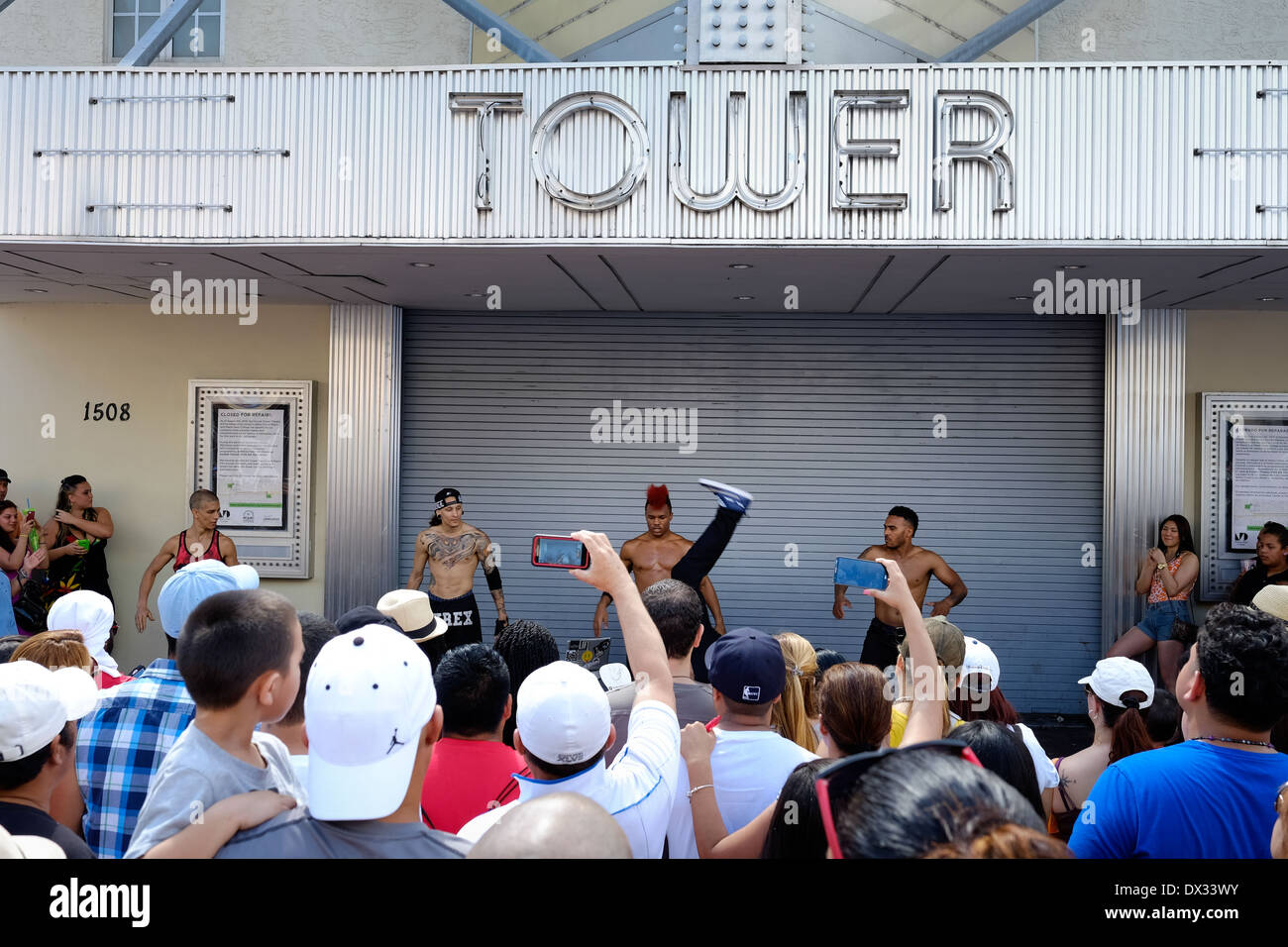 MIAMI - 9 mars 2014 : regarder les gens vivent les artistes de rue au cours de la 37e Calle Ocho festival, un événement annuel qui a lieu sur 8 Rue de la petite havane avec beaucoup de musique, de la nourriture, et c'est la plus grande partie de la ville qui célèbre l'héritage hispanique. Banque D'Images