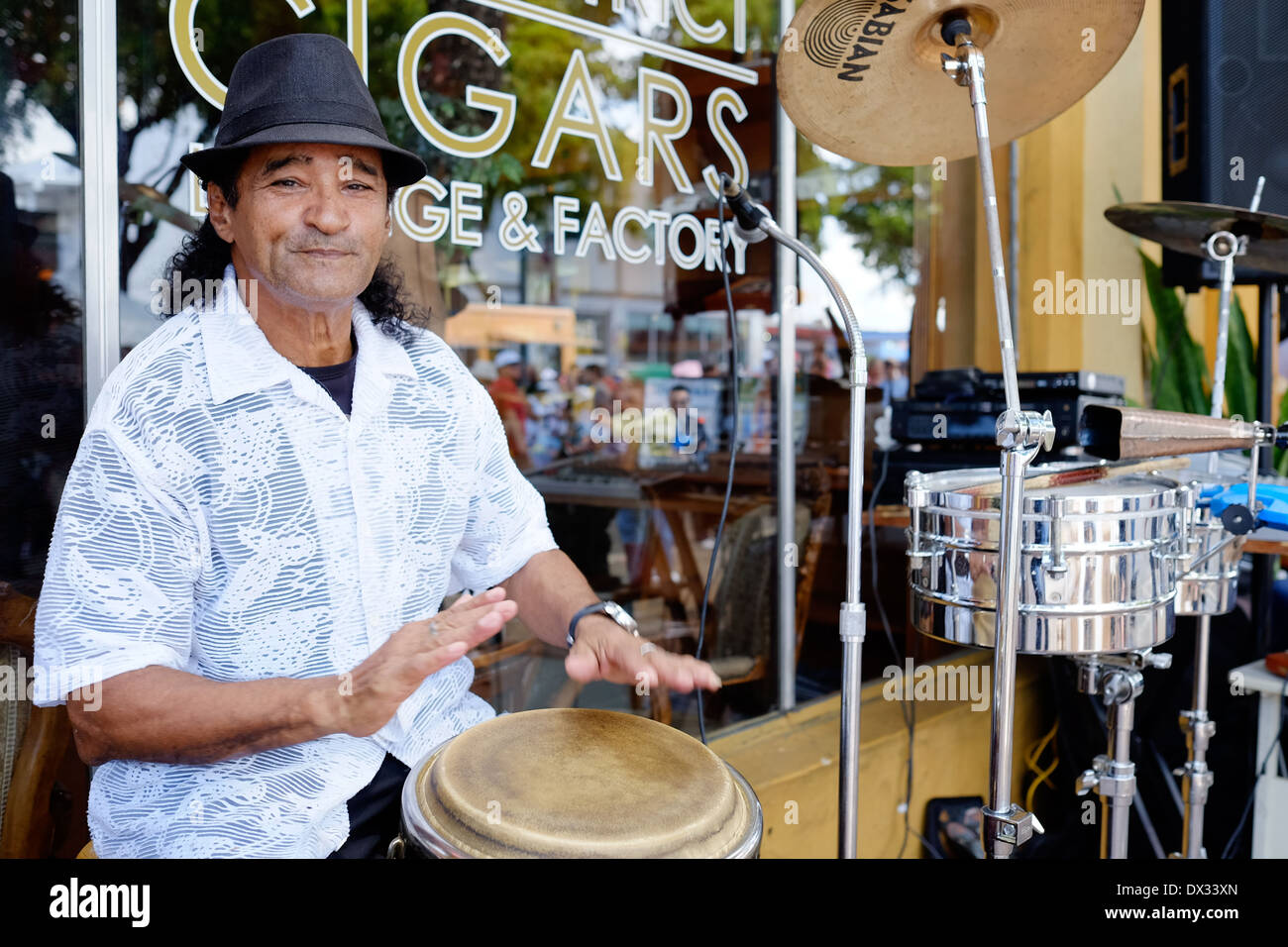 MIAMI - 9 mars 2014 : Portrait de musicien avec batterie au cours de la 37e Calle Ocho festival, un événement annuel qui a lieu sur 8 Rue de la petite havane avec beaucoup de musique, de la nourriture, et c'est la plus grande partie de la ville qui célèbre l'héritage hispanique. Banque D'Images