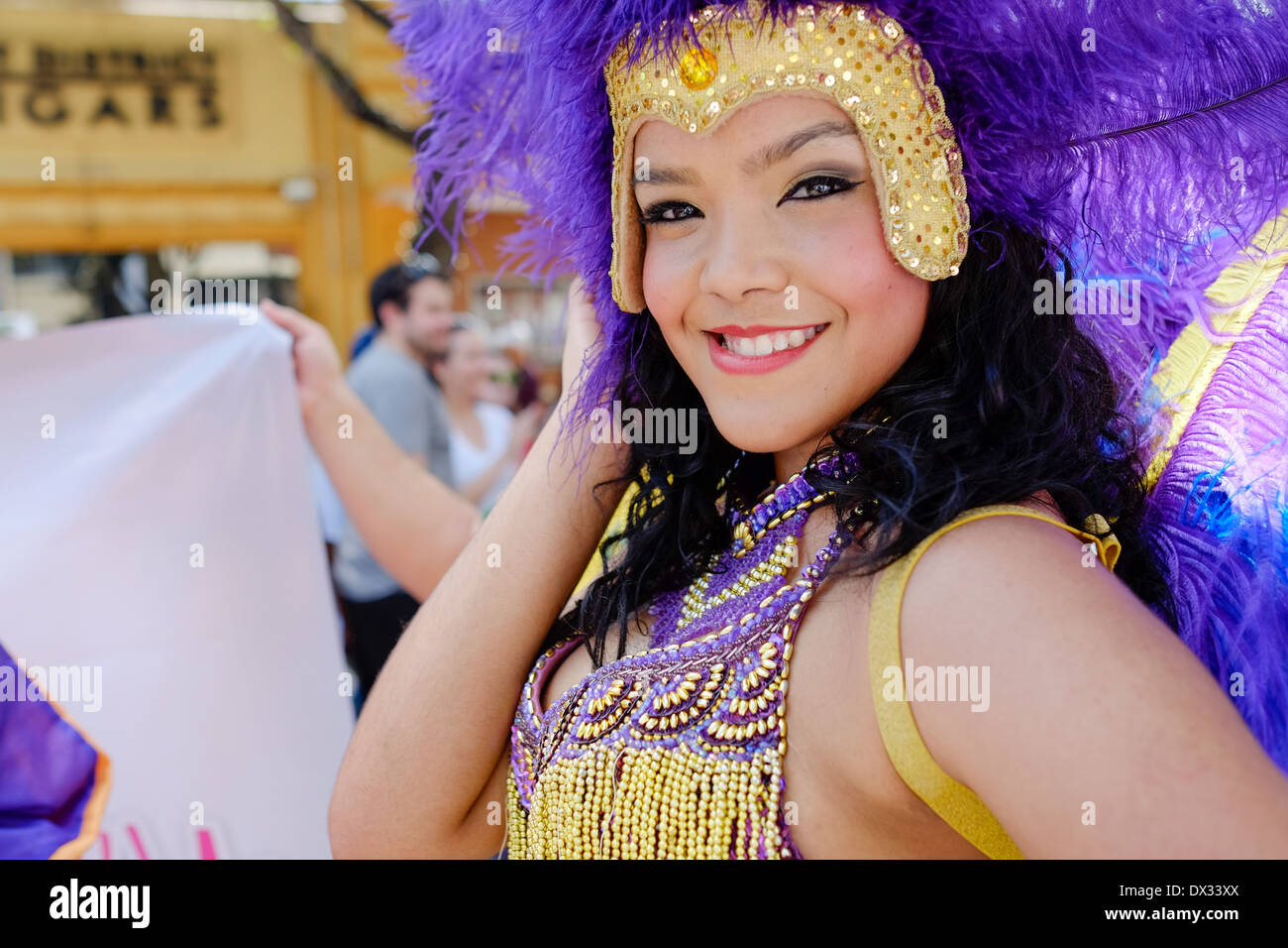 MIAMI - 9 mars 2014 : Portrait of woman performing durant la 37e Calle Ocho festival, un événement annuel qui a lieu sur 8 Rue de la petite havane avec beaucoup de musique, de la nourriture, et c'est la plus grande partie de la ville qui célèbre l'héritage hispanique. Banque D'Images