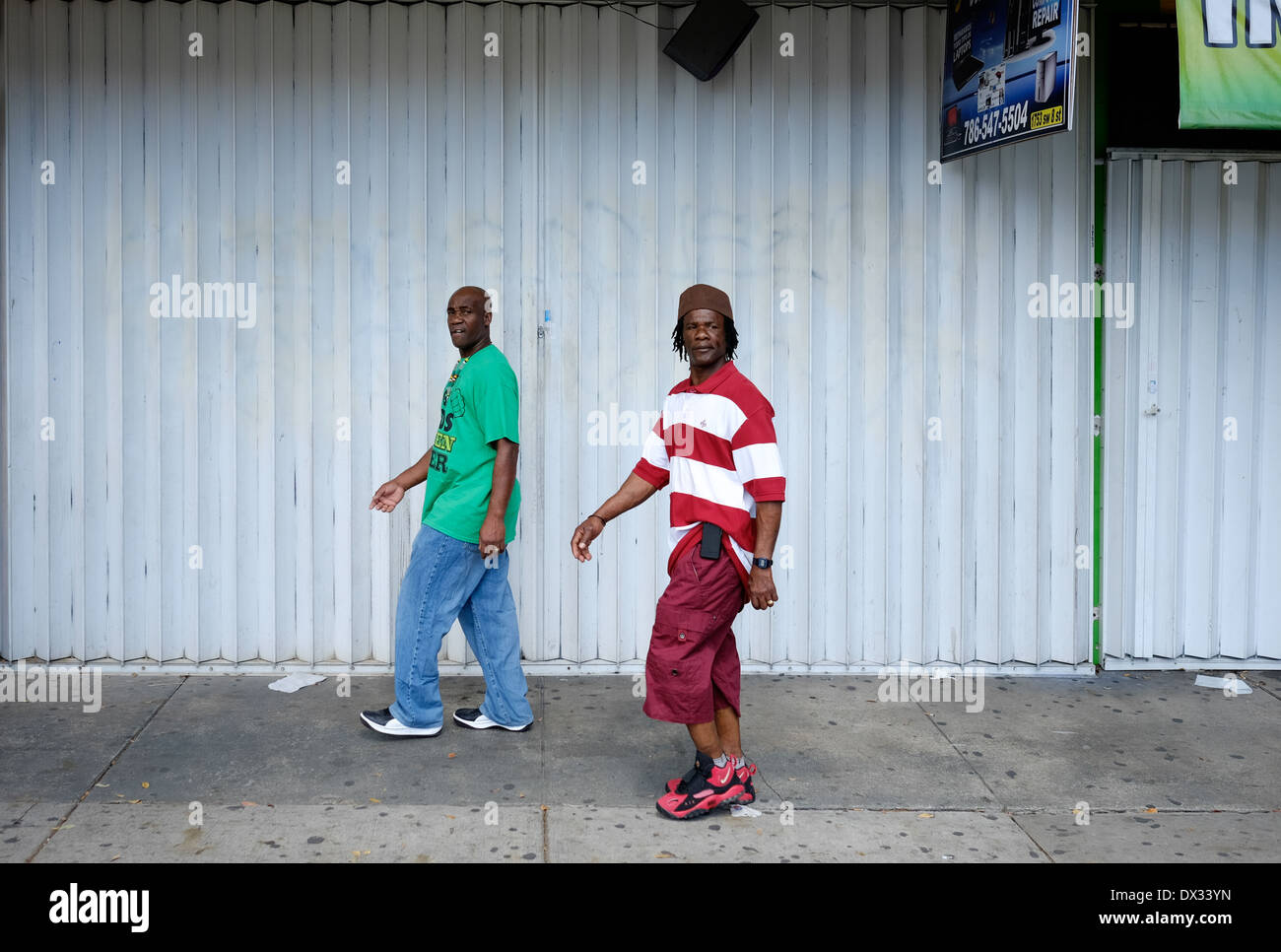 MIAMI - 9 mars 2014 : par devant un magasin fermé à la 37e Calle Ocho festival, un événement annuel qui a lieu sur 8 Rue de la petite havane avec beaucoup de musique, de la nourriture, et c'est la plus grande partie de la ville qui célèbre l'héritage hispanique. Banque D'Images